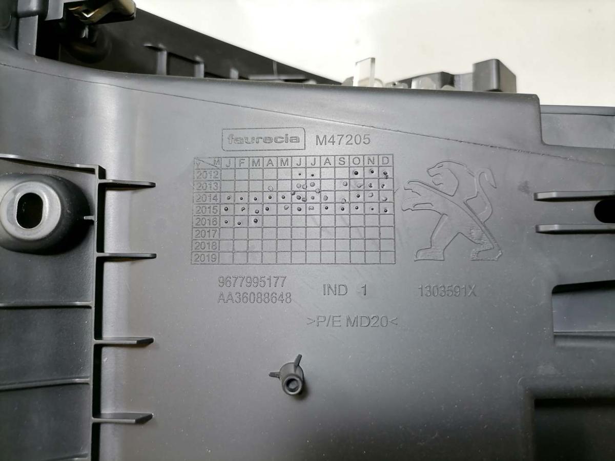 Peugeot 308 2 SW original Handschuhfach Bj.2016